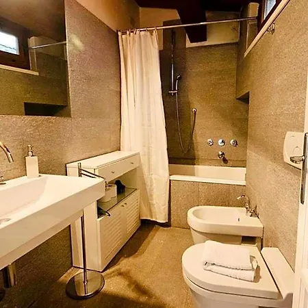 Castello Di Vezio Apartahotel Varenna