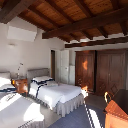 アパートホテル Castello Di Vezio ヴァレンナ